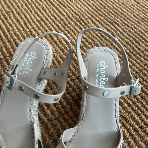 Charles David‎ Creme Wedges W Silver Button Detailing - Picture 2 of 4